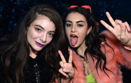 Lorde хвалит новый альбом Charli Xcx ‘Brat": “Нет НИКОГО, похожего на эту сучку”